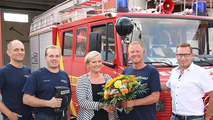 Unser Bild zeigt die Feuerwehrkommandanten Christian Nöth und Manuel Gessner (von links). Vereinsvorsitzender Dominik Bieber (2. von rechts) und Ortsreferent Fabian Nöth (rechts)    bedankten sich bei Yvonne Back (3. von rechts) mit einem Blumenstrauß für die Spende. Matthias Nöth