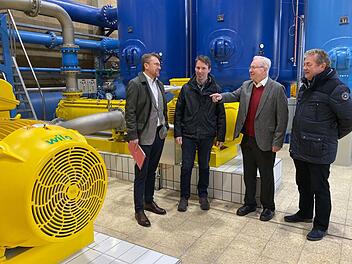 Im Pumpwerk der TWA Rieblich wurden drei neue hochmoderne Pumpen installiert. Über die Inbetriebnahme freuten sich (v.l.) Verbandsdirektor Markus Rauh, Abteilungsleiter Marco Brandl, Verbandsvorsitzender Heinz Köhler und Betriebsleiter Günter Rehlein. Michael Wunder