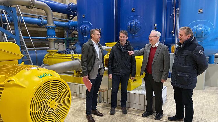 Im Pumpwerk der TWA Rieblich wurden drei neue hochmoderne Pumpen installiert. Über die Inbetriebnahme freuten sich (v.l.) Verbandsdirektor Markus Rauh, Abteilungsleiter Marco Brandl, Verbandsvorsitzender Heinz Köhler und Betriebsleiter Günter Rehlein. Michael Wunder