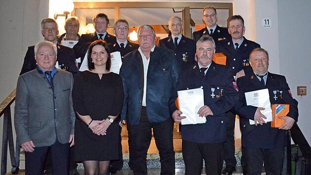 Die mit dem Ehrenzeichen dekorierten Feuerwehrleute Foto: Thomas Micheel