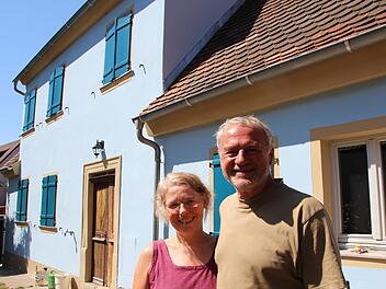 Melanie Wright und Kurt Geist freuen sich über das, was sie an dem alten Anwesen (im Hintergrund) schon alles renoviert haben.   Foto: Andreas Dorsch
