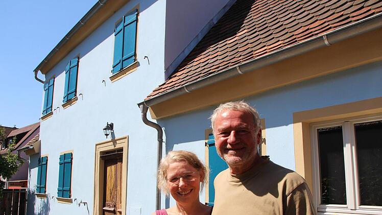 Melanie Wright und Kurt Geist freuen sich über das, was sie an dem alten Anwesen (im Hintergrund) schon alles renoviert haben.   Foto: Andreas Dorsch