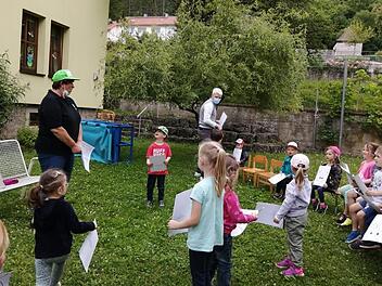 Helene Greubel stellt den Kindern im Gemeindekindergarten ihren Bauernhof vor.