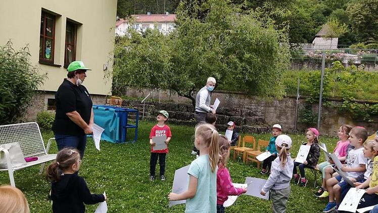 Helene Greubel stellt den Kindern im Gemeindekindergarten ihren Bauernhof vor.
