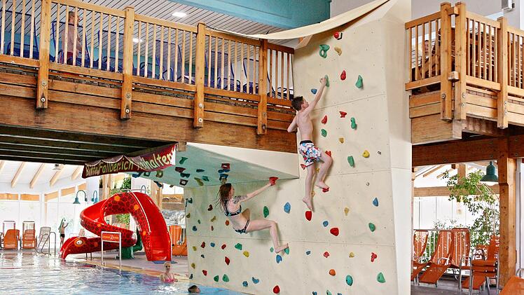 &#58036; Die Kletterwand in der Therme Sinnflut Bad Brückenau.
