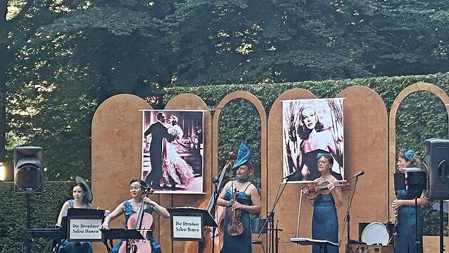 Mit ihren stilvollen Kleidern und H&uuml;ten entf&uuml;hrten die singenden und musizierenden Frauen in die Vergangenheit.