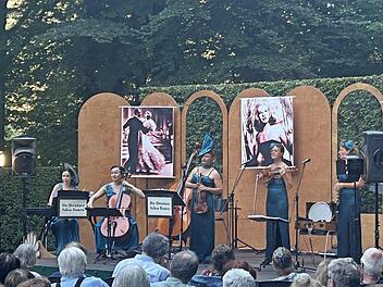 Mit ihren stilvollen Kleidern und Hüten entführten die singenden und musizierenden Frauen in die Vergangenheit.