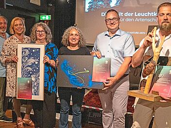 Unser Bild von der Preisverleihung zeigt (von links) Jens Wagner, Eva Rundholz, Preistr&auml;gerin Susanne Scharf, Adriane Lochner von Love Nature Arts, Bayreuths Zweiten B&uuml;rgermeister Stefan Schuh und Preistr&auml;ger Volker Bauer.Annika Natus