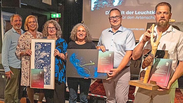 Unser Bild von der Preisverleihung zeigt (von links) Jens Wagner, Eva Rundholz, Preistr&auml;gerin Susanne Scharf, Adriane Lochner von Love Nature Arts, Bayreuths Zweiten B&uuml;rgermeister Stefan Schuh und Preistr&auml;ger Volker Bauer.Annika Natus