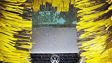 Ein Auto fährt durch eine Waschanlage  Foto: Oliver Berg/dpa