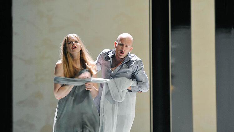 "Verlass mich jetzt": Tatjana (Betsy Horne) ist noch immer verliebt in Eugen Onegin (Benjamin Werth), weist ihn aber dennoch zurück, weil sie inzwischen verheiratet ist und ihrem Ehemann, Fürst Gremin, die Treue hält. Foto: Andrea Kremper