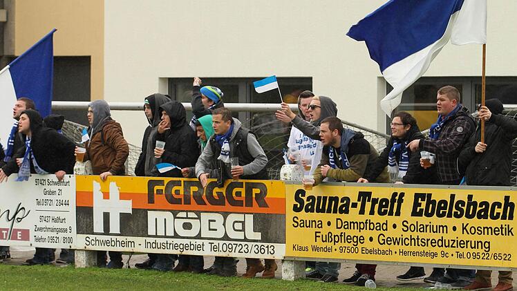 Für Stimmung sorgten die Fans des FC Augsfeld im Sander Seestadion.