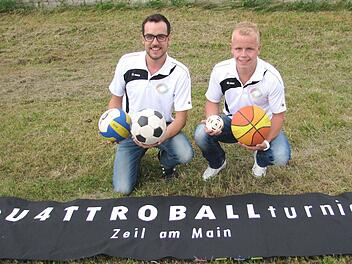 Die beiden Hauptorganisatoren Bastian Rößner (rechts) und Johannes Erlwein freuen sich auf möglichst viele Teilnehmermannschaften beim ersten "Quattroballturnier" in Zeil. Fußball, Basketball, Volleyball und Handball stehen dann gleichzeitig im Blickpunkt. Anmeldungen von Hobbymannschaften sind noch bis Freitag, 20. Juni, möglich. Foto: Ralf Naumann