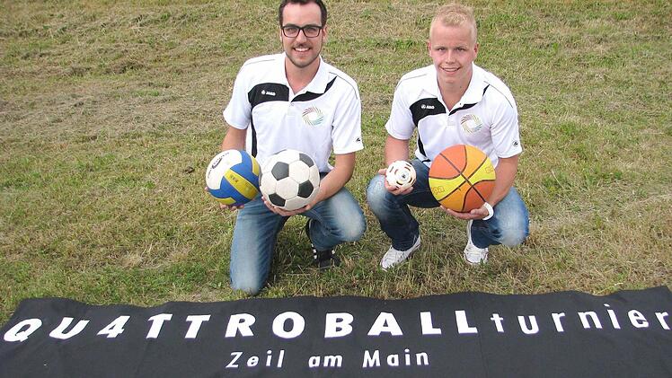 Die beiden Hauptorganisatoren Bastian Rößner (rechts) und Johannes Erlwein freuen sich auf möglichst viele Teilnehmermannschaften beim ersten "Quattroballturnier" in Zeil. Fußball, Basketball, Volleyball und Handball stehen dann gleichzeitig im Blickpunkt. Anmeldungen von Hobbymannschaften sind noch bis Freitag, 20. Juni, möglich. Foto: Ralf Naumann
