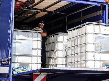 Weil die Wasserversorgung in Oberwildflecken im August an ihre Grenzen kam, musste auch die Unterstützung des Technischen Hilfswerkes und der örtlichen Feuerwehren herangezogen werden, um den Hochbehälter zu füllen.  Foto: Sebastian Sebald/ THW Bad Kissingen