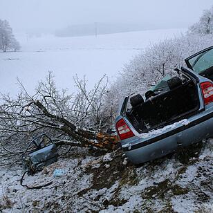 18-JŠhrige kollidiert im Schneetreiben mit Baum und erleidet lebensgefaehrliche Verletzungen