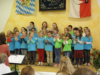Viel Applaus gab es für den Kinderchor. Foto: Franz Galster