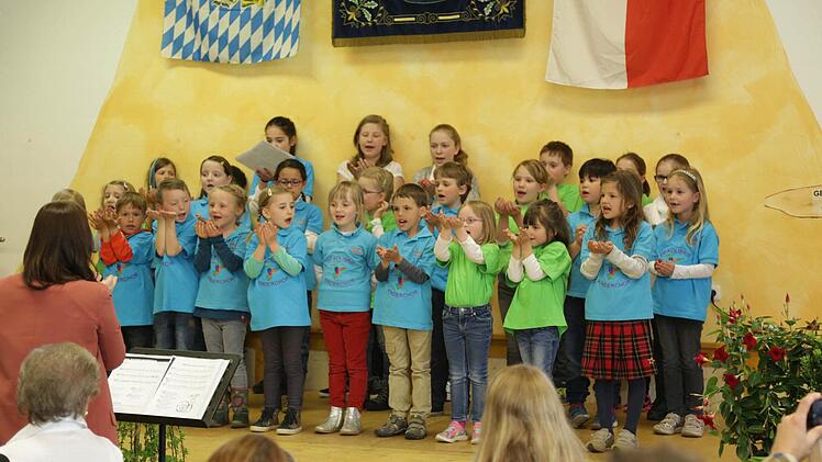 Viel Applaus gab es für den Kinderchor. Foto: Franz Galster