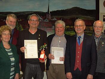 Ehrungen beim Obst- und Gartenbauverein. Das Foto zeigt von links: Vorstand Hans Dünninger, Kreisvorsitzende Irmgard Heinrich, Jürgen Weigand, Willi Sell, Bürgermeister Gotthard Schlereth und Vorstand Bruno Geiger.  Fotos: Udo Sell
