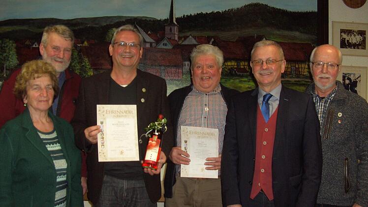 Ehrungen beim Obst- und Gartenbauverein. Das Foto zeigt von links: Vorstand Hans Dünninger, Kreisvorsitzende Irmgard Heinrich, Jürgen Weigand, Willi Sell, Bürgermeister Gotthard Schlereth und Vorstand Bruno Geiger.  Fotos: Udo Sell