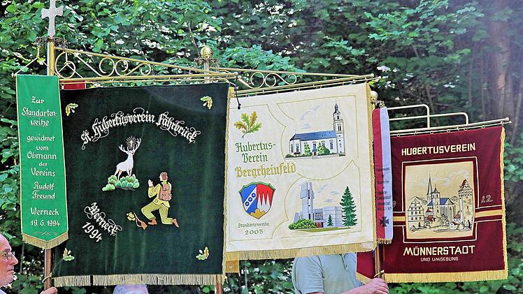 Fahnenabordnungen der Hubertusvereine Fährbrück-Werneck und Bergrheinfeld waren bei der Hubertusmesse in Münnerstadt mit dabei. Foto: Dieter Britz