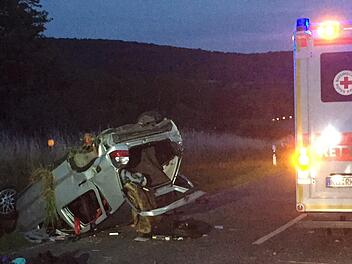 Die vier Insassen kamen lebend aus dem Golf raus - alle waren verletzt, der Fahrer schwer. Foto: Stephan Tiroch