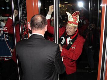 Obernarr Matthias Petsch schlug symbolisch mit der Faust gegen die Rathaustür.Richard Sänger