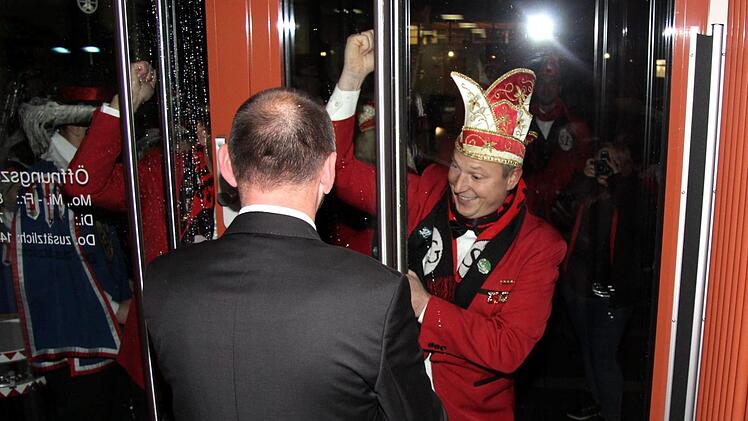 Obernarr Matthias Petsch schlug symbolisch mit der Faust gegen die Rathaustür.Richard Sänger