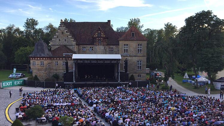 Wieder ein volles Haus bzw. einen vollen Hof versprechen die Künstler beim Rösler-open-air in Eyrichshof 2018. Im nächsten Jahr wird aber nur an zwei Abend bestuhlt sein: Zum Auftakt bei der Spider Murphy Gang und am Samstag bei Chris de  Burgh.    Foto: pr