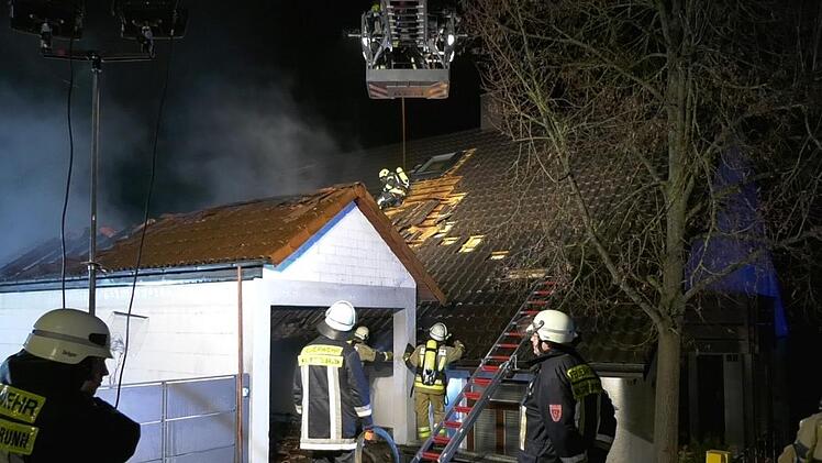 In einer Garage eines Einfamilienhauses in H&ouml;chberg ist am Dienstagabend ein Brand ausgebrochen. Der Schaden ist hoch. Foto: NEWS5 / H&ouml;fig
