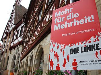 Die ganz linke Tour: Obwohl die Wahlplakatierung in der Forchheimer Innenstadt erst ab Samstag, 15. September, erlaubt ist,  zeigt  "Die Linke" bereits Flagge -  und das  ganz schamlos vor dem Rathaus. Foto: Andreas Oswald