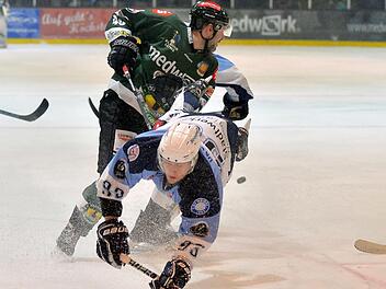 Michal Petrak (hinten) und seine Höchstadt Alligators brachten die Blue Devils Weiden zu Fall. Foto: picturedreams