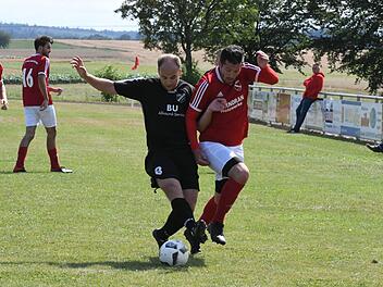 Ein rassiges Duell liefern sich Pascal Sellner von der DJK Schondra (links) und Konstantin Bengart vom FC Bad Brückenau. Foto: Hopf