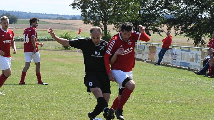 Ein rassiges Duell liefern sich Pascal Sellner von der DJK Schondra (links) und Konstantin Bengart vom FC Bad Brückenau. Foto: Hopf