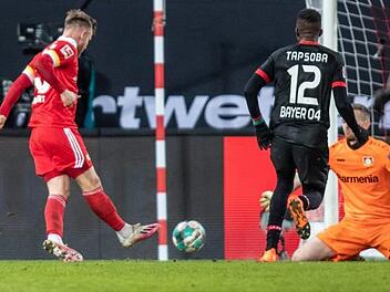 Cedric Teuchert (l.) netzt zum Siegtreffer gegen Bayer Leverkusen ein. Kurz darauf gab es um den Coburger Irritationen.  Nun ermittelt der DFB gegen den Stürmer.  Foto: Andreas Gora/dpa