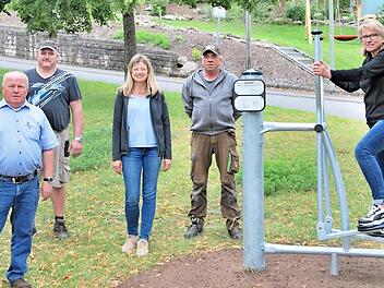 Zu den neuen Fitnessger&auml;ten haben sich (von links) B&uuml;rgermeister Karl Heinz Kandler, Holger Herbold (Bauhof), ILE-Managerin Ulla Schmidt, Thomas Kempf (Bauhof) und OGV-Vorsitzende Irene H&uuml;ttner gesellt.