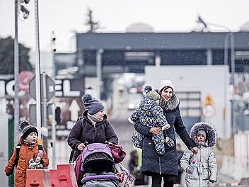 5. M&auml;rz 2022. Ukrainische Fl&uuml;chtlinge &uuml;berqueren Polens offene Grenze.