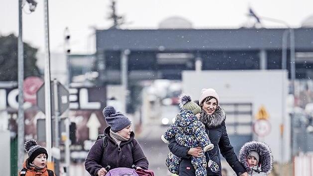 5. M&auml;rz 2022. Ukrainische Fl&uuml;chtlinge &uuml;berqueren Polens offene Grenze.
