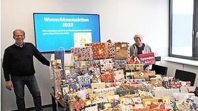 Das Bild zeigt (von links) Norbert Bock, Beauftragter für Mitarbeiter & Soziales bei Lidl, und Friedrich Faatz, Mitarbeiter der Caritas Jugendhilfe.