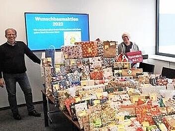 Das Bild zeigt (von links) Norbert Bock, Beauftragter für Mitarbeiter & Soziales bei Lidl, und Friedrich Faatz, Mitarbeiter der Caritas Jugendhilfe.