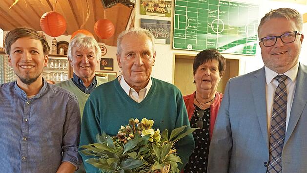 Im Bild (von links) ASV-Vorsitzender Daniel Wagenhuber, Sportkamerad und Wegbegleiter Herbert Bittermann, der Jubilar, seine Schwester Inge und B&uuml;rgermeister Marc Benker