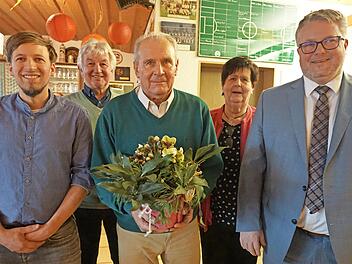 Im Bild (von links) ASV-Vorsitzender Daniel Wagenhuber, Sportkamerad und Wegbegleiter Herbert Bittermann, der Jubilar, seine Schwester Inge und B&uuml;rgermeister Marc Benker