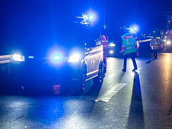 Gem&uuml;nden: Polizei stoppt Lkw nach Chaosfahrt und sucht Zeugen