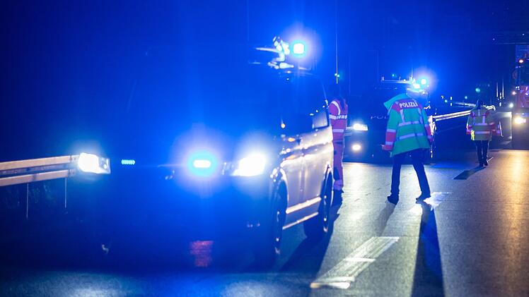 Gem&uuml;nden: Polizei stoppt Lkw nach Chaosfahrt und sucht Zeugen