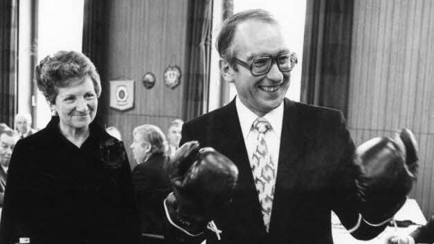 "König Otto" am 8. Dezember 1977:  Zu seinem 50. Geburtstag   bekam  er von der FT-Redaktion ein paar Boxhandschuhe geschenkt. Rechts seine 2004 verstorbene Frau Charlotte. Foto: Hans Grün/Archiv
