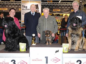 Der "großen" Konkurrenz getrotzt: "Gerovom Nonnenschlag" mit Reinhold Meyer auf dem Siegertreppchen ganz oben (mit im Bild: Die Nächstplatzierten und Richter Winfried Peper (Zweiter von links).