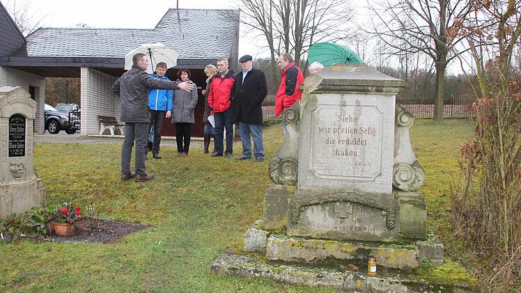 Nach dem Sturmschaden: Das Friedhofskreuz aus Salmsdorf liegt beim Restaurator. Es steht nur noch der Sockel.