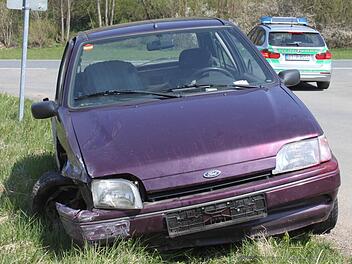 Der 84-jährige Fahrer dieses betagten Fords kam am Freitagmittag zwischen Lösau und Kirchleus von der B85 ab, er und seine Tochter auf dem Beifahrersitz blieben unverletzt. Foto: Jochen Nützel