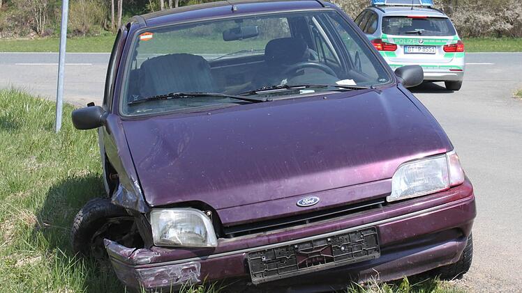 Der 84-jährige Fahrer dieses betagten Fords kam am Freitagmittag zwischen Lösau und Kirchleus von der B85 ab, er und seine Tochter auf dem Beifahrersitz blieben unverletzt. Foto: Jochen Nützel