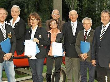 Ehrungen für 40 Jahre Mitgliedschaft. Im Bild (von links) Stephan Wrobel, Angela Wrobel, Michaela Mattes, Manuela Bienlein, Uli Bienlein, ehemaliger Kreisvorsitzender Richard Bär, Achim Wrobel und Bürgermeister Gerhard Wunder